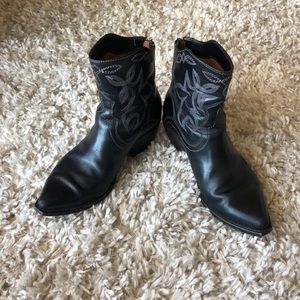Frye Embroidered short cowboy boots